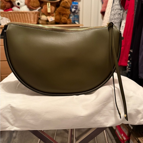 ELARA CONVERTIBLE BAG —Olive Green. - Picture 11 of 14